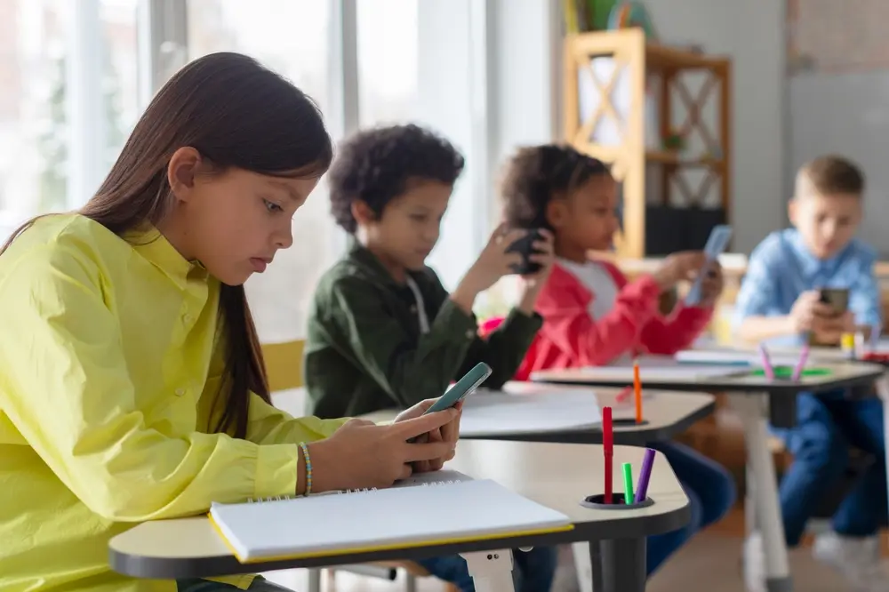 Anuncian prohibición de teléfonos celulares en escuelas primarias y secundarias