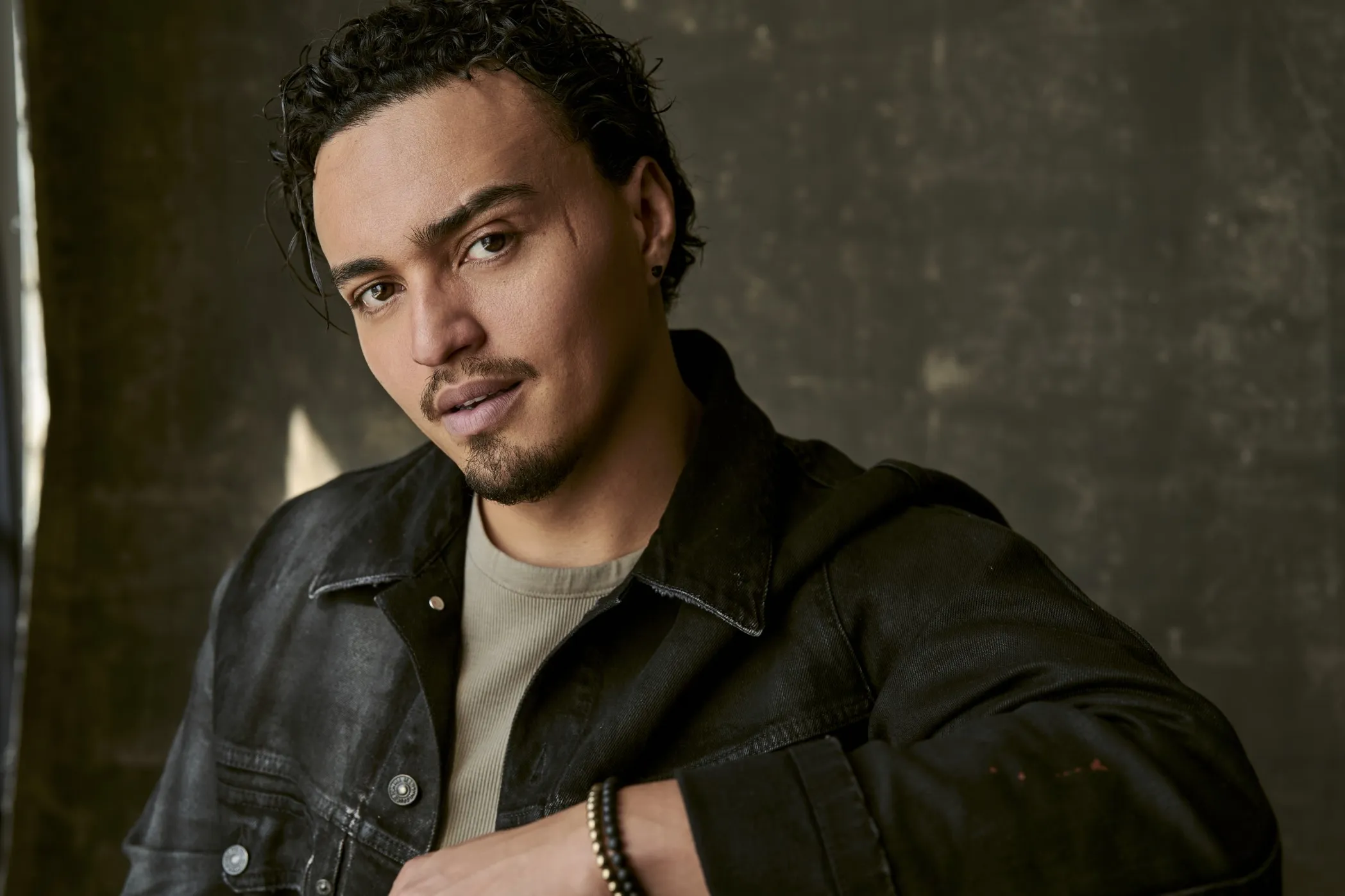 Tonatiuh, deslumbra como su nombre en “El beso de la mujer araña”