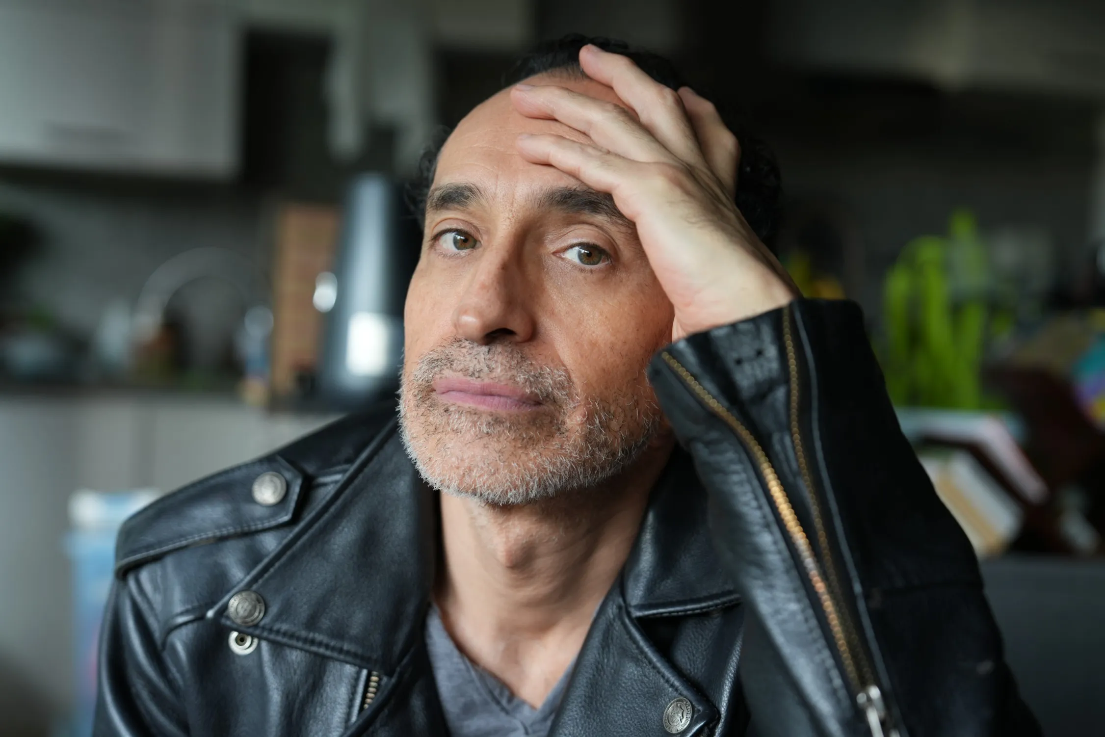 Bruno Bichir: El director de la cárcel representa un “golpazo de realidad” en “Kiss of the Spider Woman”