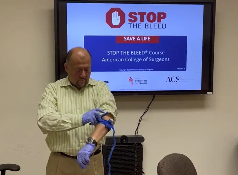 George W. Contreras, paramédico e instructor de “Stop the bleed”.