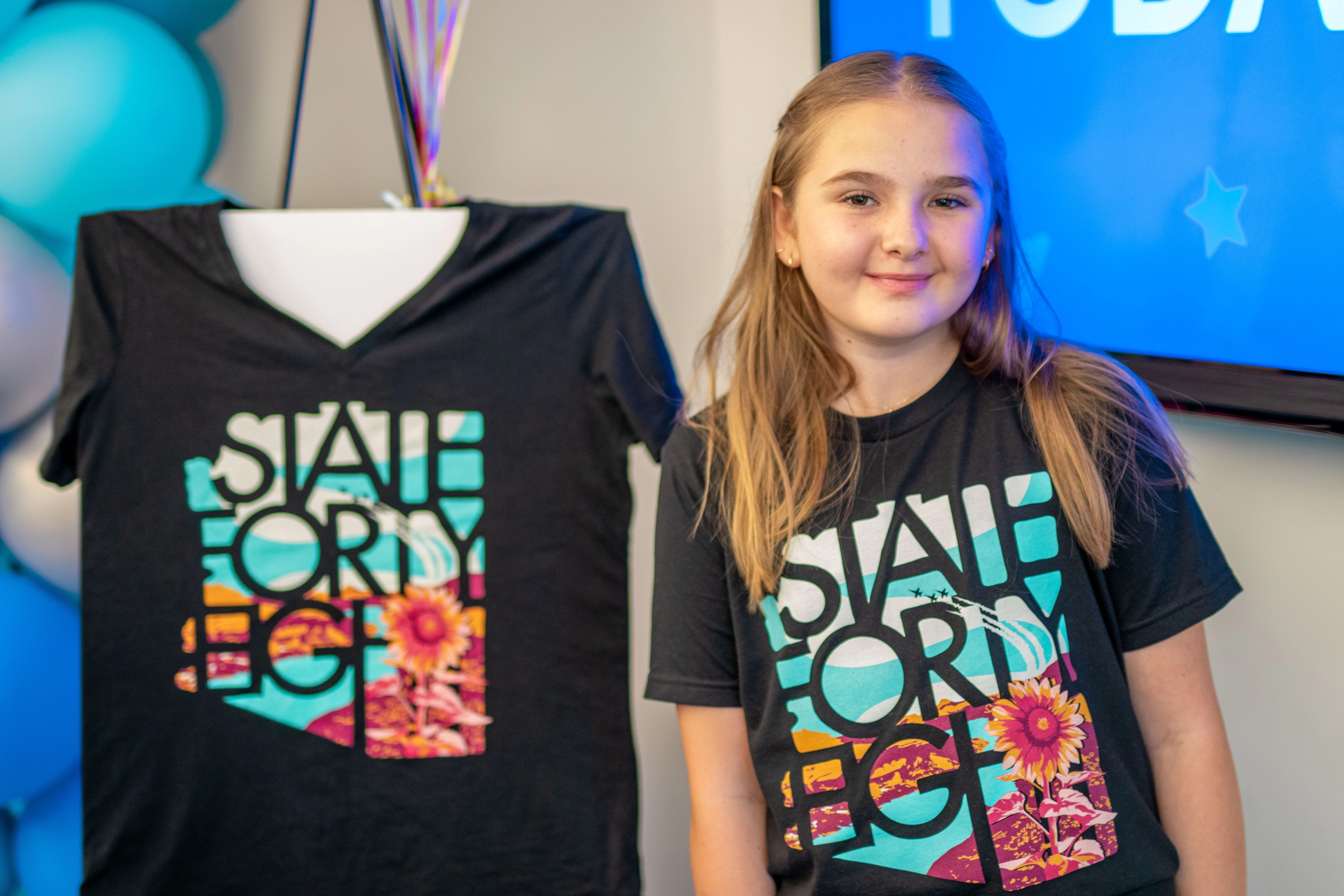 Sutton Seigel tras la develación de la camiseta en la sede de Make A Wish Arizona.