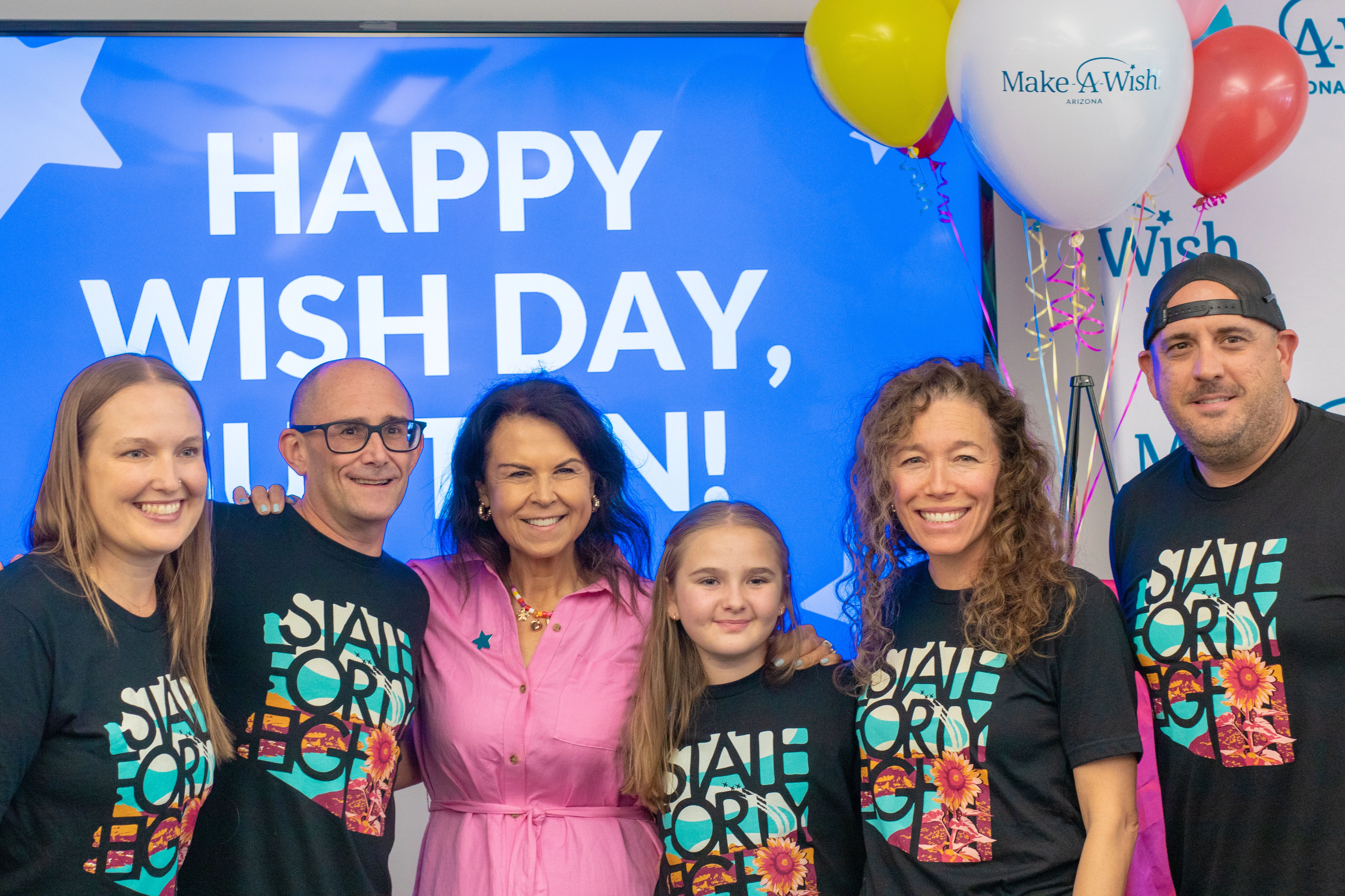 Sutton Seigel acompañada de la directora de Make A Wish Arizona, Fran Mallace, los representantes del Phoenix Children's Hospital, la doctora Lisa McMahon y el Doctor Brad Pasternak y a los dos lados, sus padres.