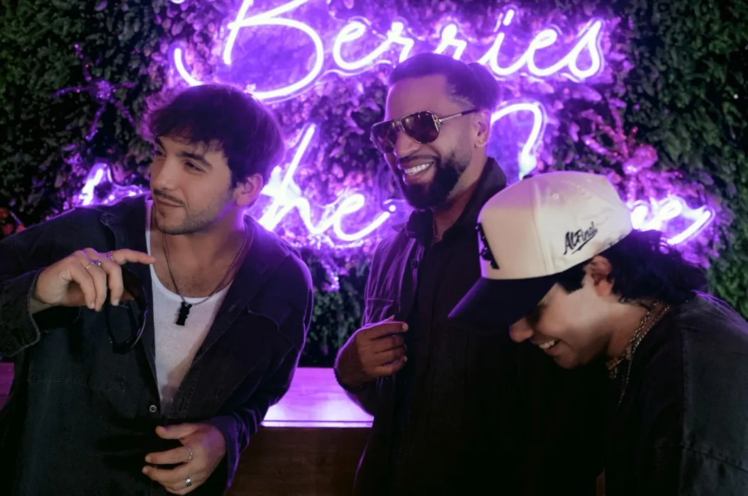 Henry Santos junto a los jóvenes artistas Inti y Vicente.