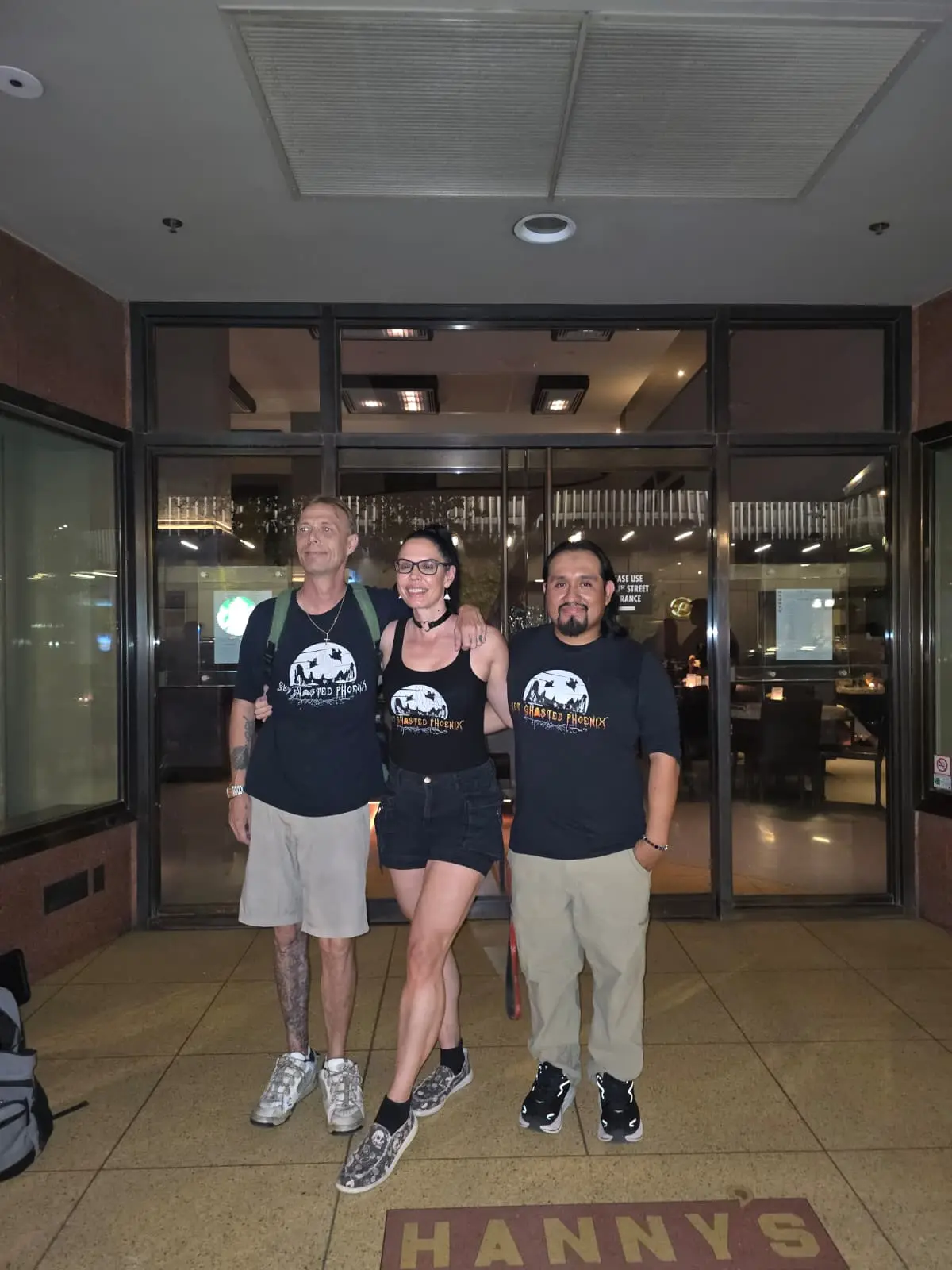 Guias de Get Ghosted Phoenix. En el centro, su fundadora Nadine Economos,