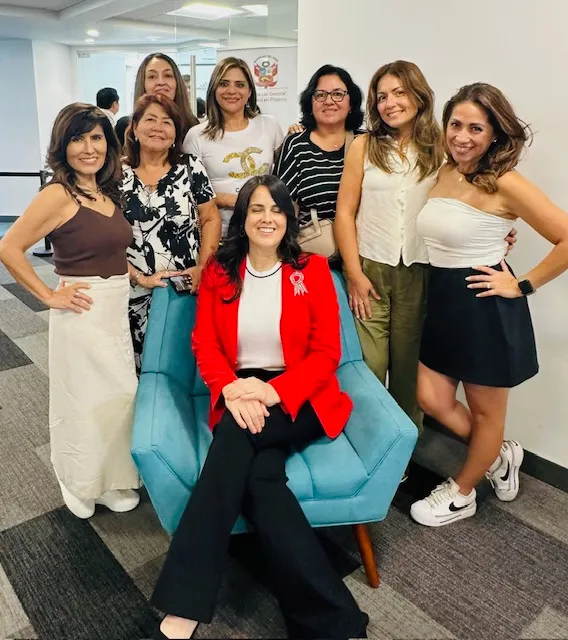 Natalia Ballón acompañada de sus simpatizantes.