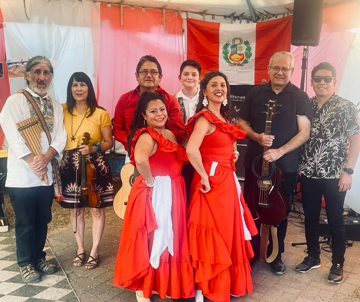 Manuel Molina y el grupo musical “Tradiciones”