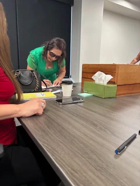 Una peruana cumpliendo con su voto.