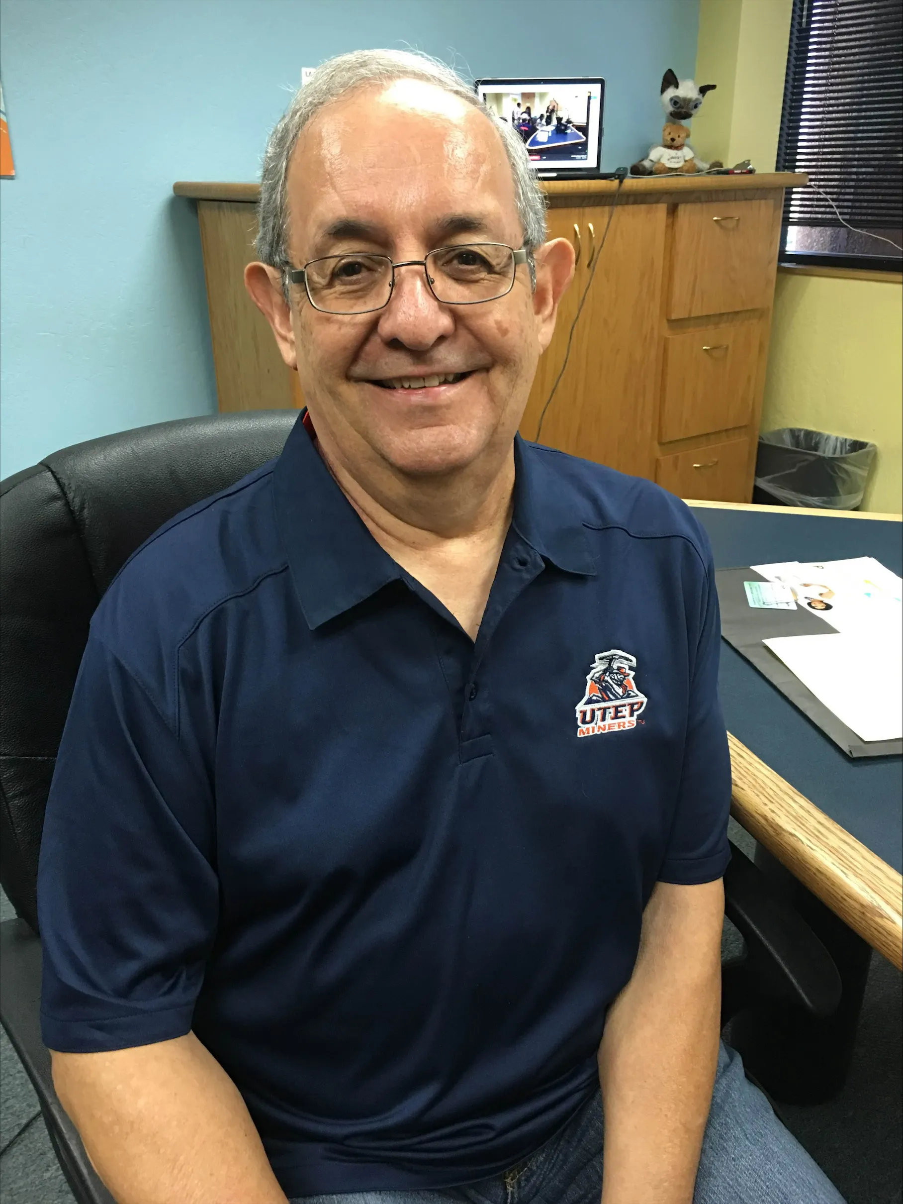 A sus 80 años, Frank está convencido de algo: quedarse sentado no ayuda a nadie